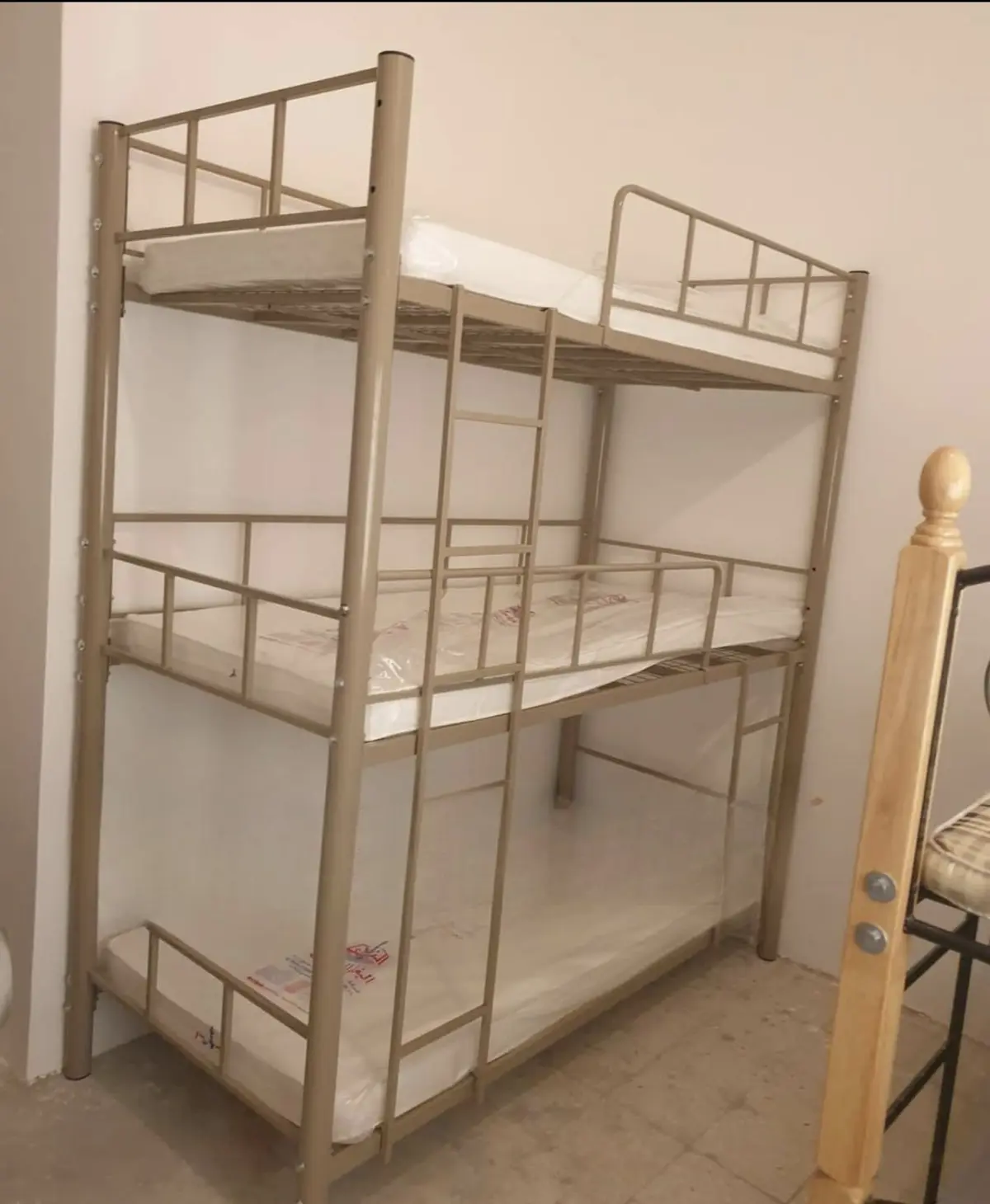 سرير حديد ٣ طوابق